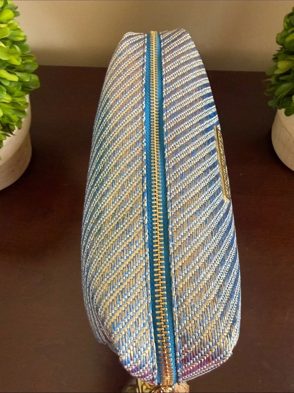VINCE CAMUTO 💄IRIDESCENT BLUE COSMETIC BAG💄 WITH TASSEL CHARMS 🌟NWT🌟